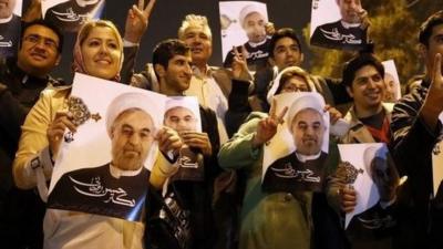 Iranians flashing the sign for victory as the Iranian delegation arrived at Tehran's Mehrabad Airport