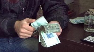 Man counts Iranian currency