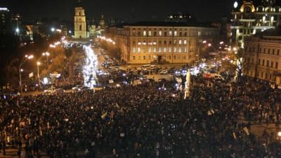 Thousands of protesters in St Michael's Square, Kiev