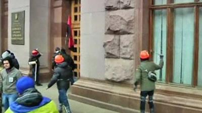 Protesters attacking Kiev City Hall