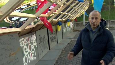 Steve Rosenberg at barricades in Kiev