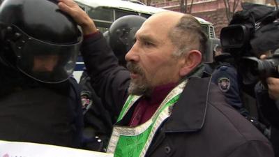 Priest blesses riot police officer in Kiev