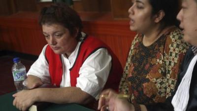 Andrea Waldeck (l) in court