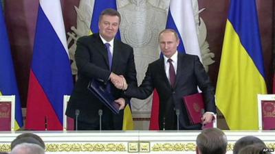 Ukrainian President Viktor Yanukovych and Russian President Vladimir Putin after signing the deal