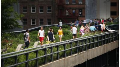 New Yorkers strolling on the High Line