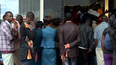 Long queues at Zimbabwe's bank