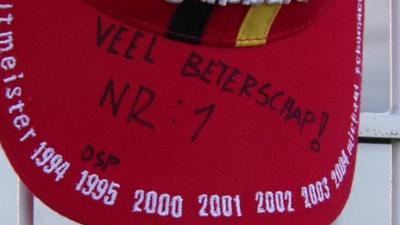 A hat with "veel beterschap" written on it