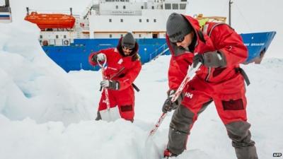 Scientists from the Akademik Shokalskiy