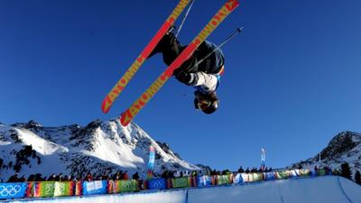 Watch BBC Sport’s guide to freestyle skiing halfpipe ahead of the Sochi 2014 Winter Olympics.