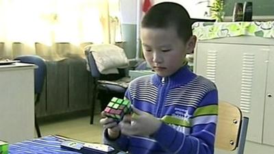 Li Dongyi working on a Rubik's Cube