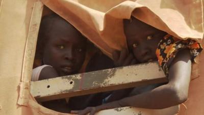 Children flee South Sudan city of Bentiu in trucks