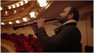 Kinan Azmeh playing the clarinet