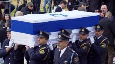 Israeli servicemen carry the coffin of Ariel Sharon