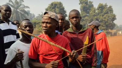 Men with bows, arrows and knives in Bangui