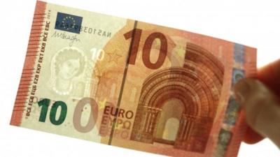 New 10-euro note showing portrait watermark, emerald number and hologram strip