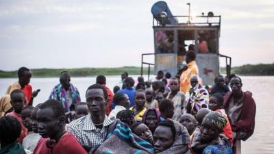 Displaced South Sudanese fleeing in boats at Minkammen