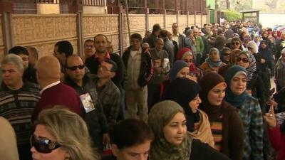 Queues to vote in referendum