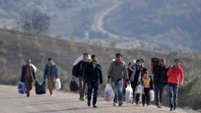 Syrian refugees entering Turkey