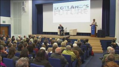 Nicola Sturgeon a' toirt seachad òraid