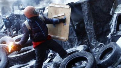 Protester throws petrol bomb in Kiev