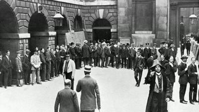 Crowds outside the Bank Of England in 1914