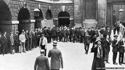 Crowds outside the Bank Of England in 1914
