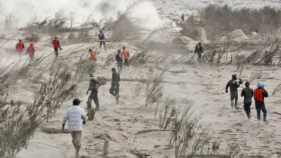 Rescuers search for victims of the eruption of Mount Sinabung in Suka Meriah, North Sumatra