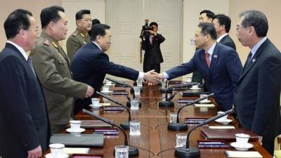 South Korean chief delegate Kim Kyou-hyun, second from right, shakes hands with his North Korean counterpart Won Tong Yon, third from left