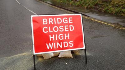 Sign explaining the Clifton Suspension Bridge is shut