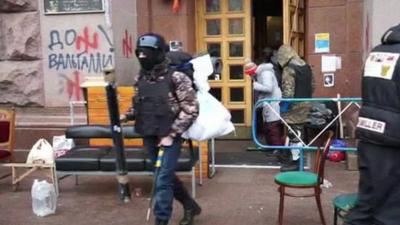 Protesters leaving city hall, Kiev