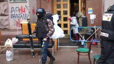 Protesters leaving city hall, Kiev