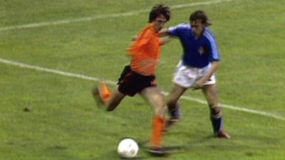 Johan Cruyff performs his amazing trick against Sweden