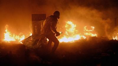 Anti-government protesters man barricades during demonstrations in Independence Square on February 19, 2014 in Kiev, Ukraine