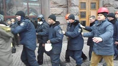 Footage apparently showing policemen under protesters' control