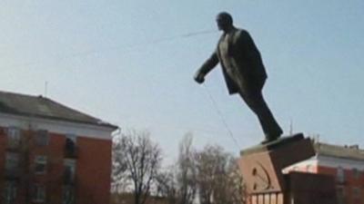 A statue being taken down