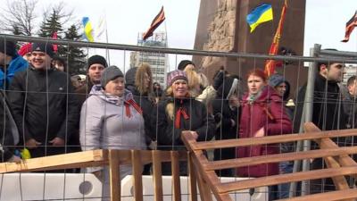 Crowds protect Lenin statue