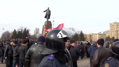 Crowds protect Lenin statue