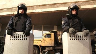 Ukrainian forces outside Donetsk government buildings