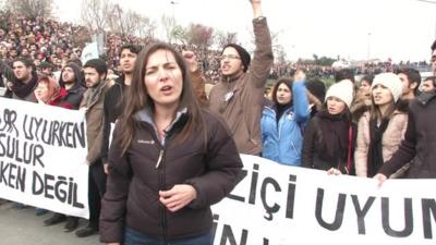 Selin Girit and crowds