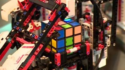 Lego computer solving a Rubik's cube