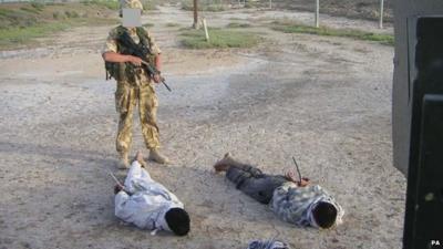 British soldier with detained Iraqis