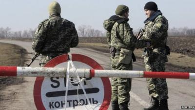 Ukrainian soldiers man a checkpoint near the border with Russia. Photo: 21 March 2014