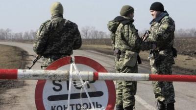 Ukrainian soldiers man a checkpoint near the border with Russia. Photo: 21 March 2014