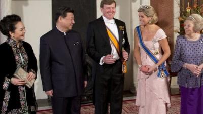 Chinas President Xi Jinping, second left, his wife Peng Liyuan, left, Dutch King Willem Alexander, centre, Queen Maxima, second right, and Princess Beatrix, right, pose for the official photo at the royal palace in Amsterdam