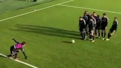 Estonian 'ten pin' goal celebration