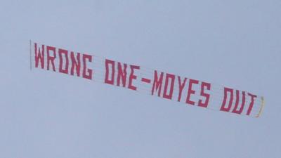 Manchester United fans split on David Moyes plane protest