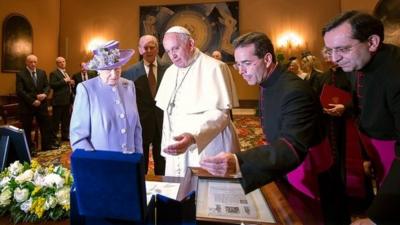 The Queen and Pope Francis exchange gifts