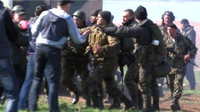 Scuffle between locals and Ukrainian soldiers in Ivanivka