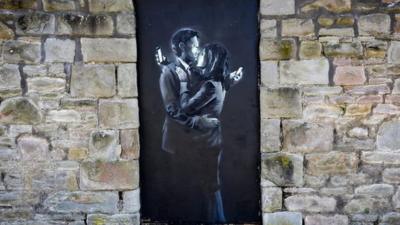 Banksy artwork Mobile Lovers