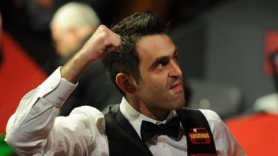 Reigning world champion Ronnie O'Sullivan beat Joe Perry in the deciding frame to proceed to the third round of the World Championship at the Crucible.